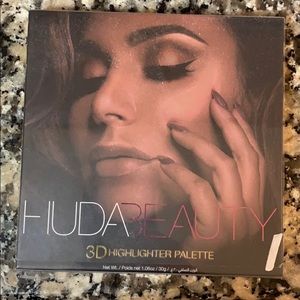 - Huda Beauty highlighter palette never used